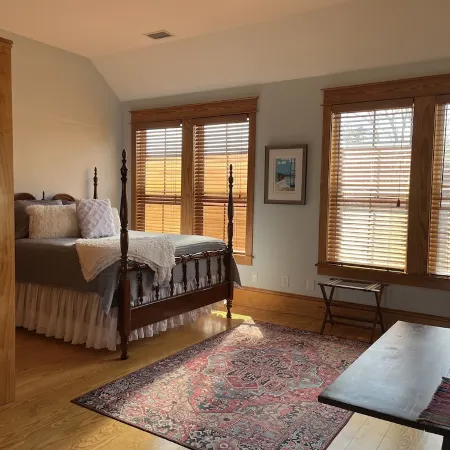 Downtown Manteo Studio - 12 minutes to OBX beaches!