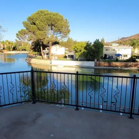 Lakefront 3 Bedroom house with breath taking views