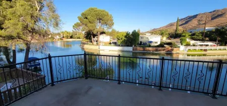 Lakefront 3 Bedroom house with breath taking views