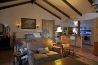 Private Cottage “Storybook Barn”