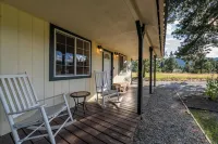 A cozy, private, pet friendly cabin that sleeps 6 guests with a hot tub