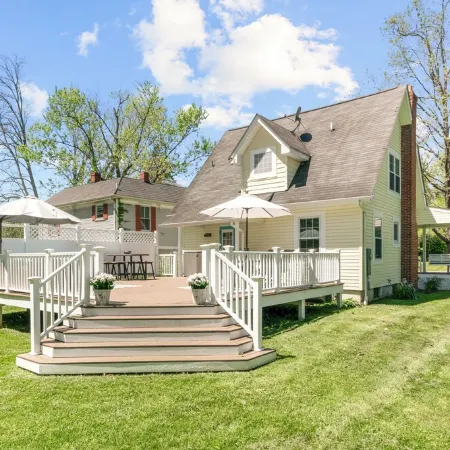 Yellow Bird Cottage - Cozy home minutes from Radford University, with large deck