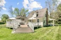 Yellow Bird Cottage - Cozy home minutes from Radford University, with large deck