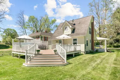 Yellow Bird Cottage - Cozy home minutes from Radford University, with large deck 라드퍼드 대학 주변 호텔