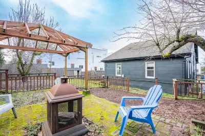 Spacious 9BR Ballard Craftsman perfect for groups 발라드 호텔
