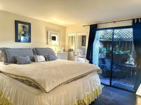 Casa Lagunita: An artistic, ocean-view retreat! Отели в г. Лагуна-Бич