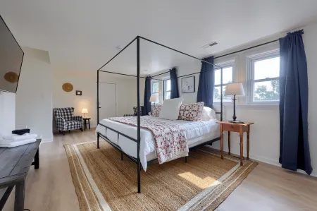 New! Sleeps 16! Across from Sight&Sound! Location!