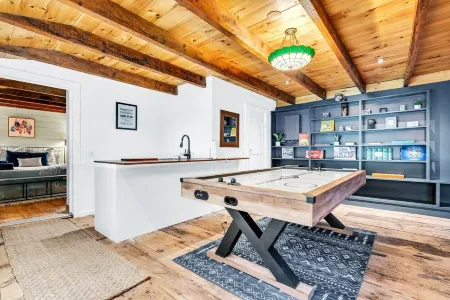 Hot Tub~Theater~Game Room~Historic Home~5 Min to Acadia Park~Dogs  Welcome Отели в г. Маунт Десерт