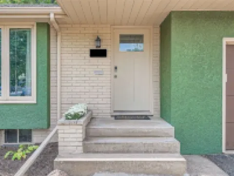 Sunlit Oasis: Family Friendly Suburban Private 4 Bedroom Retreat