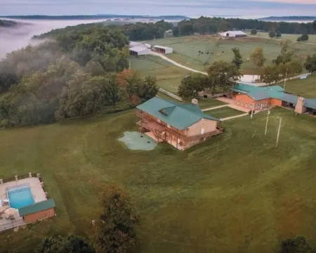 FALCON LODGE AND NATURE RETREAT Hotels in Laclede County