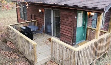 3  Minutes to Giant City - 6 Minutes to SIU - 4 Minutes to Shawnee Winetrail!