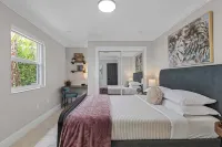 Vanderbilt Villa - 5bd, 3bth home & pool house near Vanderbilt Beach