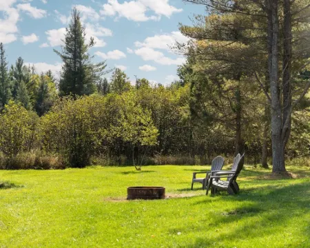 Hot Tub. Trails, Trout, Turkeys and Morels. Hotels in Grayling Township