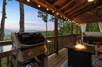 Knotty Bear: Cozy Cabin, Breathtaking Mountain Views, Hot Tub, Fire Pit - 4-Star