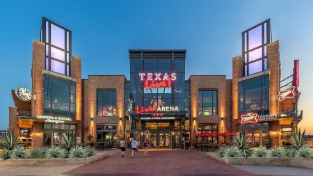 4 BR/2 BA walking distance to AT&T, Ranger Stadium, Texas Live, Six Flags Отели рядом с достопримечательностью «Университет Техас в Арлингтон»
