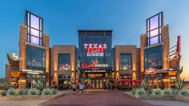 4 BR/2 BA walking distance to AT&T, Ranger Stadium, Texas Live, Six Flags