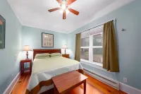 Private Suite Walk Downtown- Private Bath-Private entrance.
