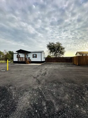 Charming cottage in Springtown, TX with AC and WiFi. Enjoy your stay