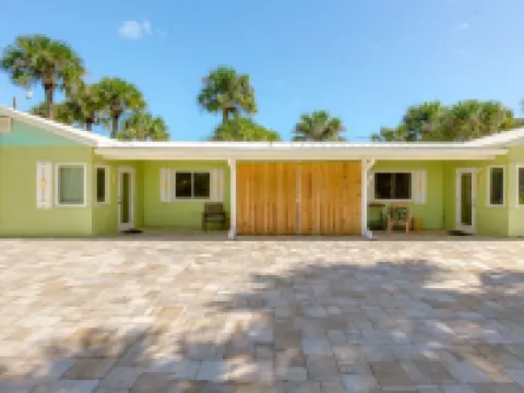 Beautiful downtown Melbourne Beach renovated apartment one block from the beach! 墨爾本海灘酒店