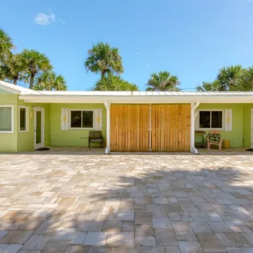 Beautiful downtown Melbourne Beach renovated apartment one block from the beach!