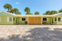 Beautiful downtown Melbourne Beach renovated apartment one block from the beach!