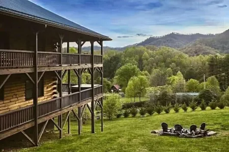 Blue Moon Lodge: Reconnect with Family and Friends with Room to Spread Out!