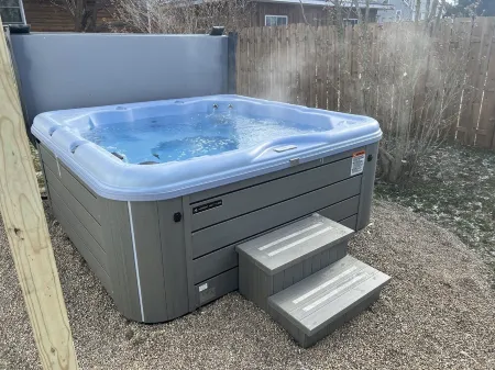 The Sycamore Cottage - 2 BR & 1.5 Bath - Hot Tub - Steps to Downtown Отели в г. Три Окс