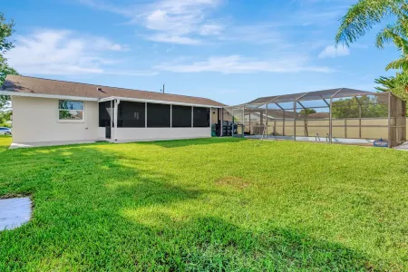 Jamaican Relaxation 3 bedrooms heated pool and unique game room Отели в г. Apollo Beach