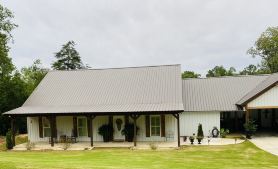 4 bedroom home with a touch of country close to UA