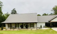 4 bedroom home with a touch of country close to UA