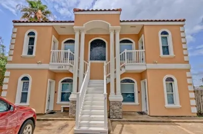 Cozy 2 bedroom 2 bath condo located minutes from the beach and business district