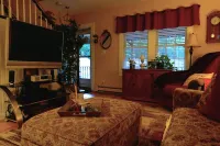 Cozy family-friendly cottage on beautiful Shining Sea bike trail