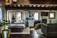 Cozy Lake-View Cottage for 4 · Wine Tasting Included · Pet Friendly