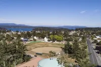 Waterview 3 Bedroom home in town, walk to town amenities, airport & hospital.