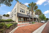 Steps to Downtown Eustis~King~Fully Stocked~Coffee Bar Hotels near Elizabeth Circle
