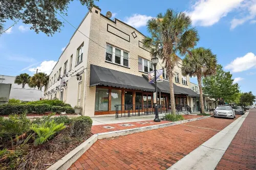 Steps from Downtown~King Bed~UPSTAIRS~Cozy Stay Hotel a Eustis