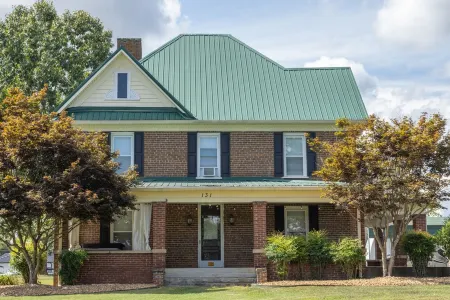 Historic 4 bedroom house with hot tub-great location