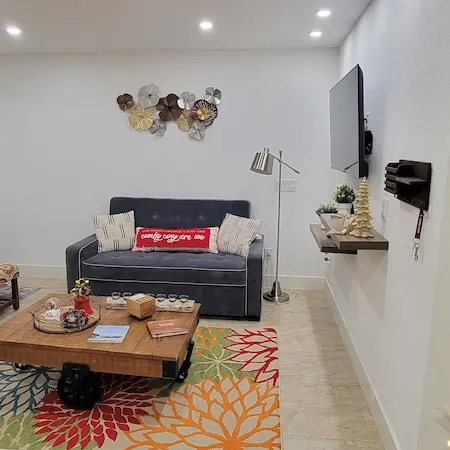 Home Paradise, Cozy guest suite in Ruskin POOLS HIGH SPEED WIFI BEACH MINUTES!!!