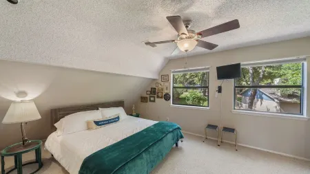 Peaceful Lakefront Retreat on Cedar Creek Lake! Large Deck + Great Fishing