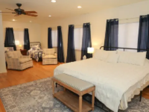 Family Friendly Retreat, Sleeps 12+, Full Basketball Court, Large Inground Pool Hotels in LaPorte County