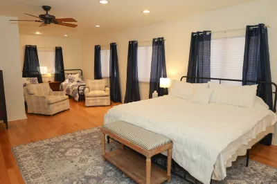 Family Friendly Retreat, sleeps 12+, Pole Barn with games, Large inground pool
