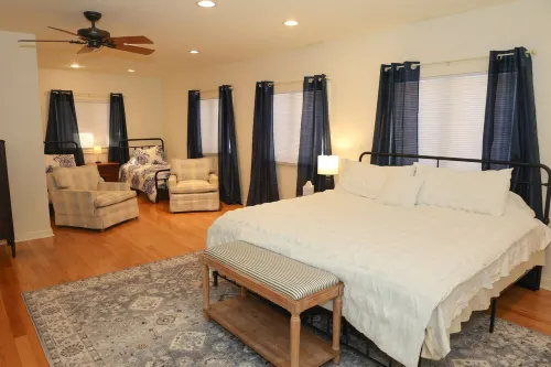 Family Friendly Retreat, sleeps 12+, Pole Barn with games, Large inground pool