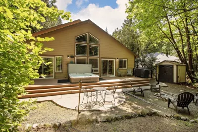 Mt Hood Village! Close to Golf and Skiing. Hot Tub+Dog Friendly