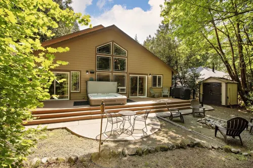 Mt Hood Village! Close to Golf and Skiing. Hot Tub+Dog Friendly