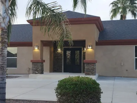 Double Eagle Villa with pool and pickleball close to Scottsdale! Отели рядом с достопримечательностью «Commemorative Air Force Museum»