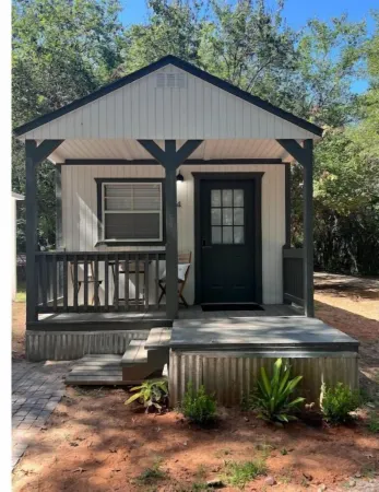 Allie Rose/Tiny house Lake Athens/ Canton Trade Days