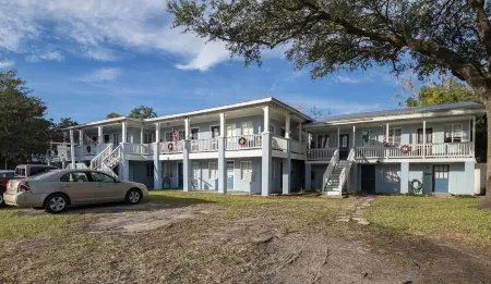 Cozy get-away within walking distances to bars, restaurants and the water front!