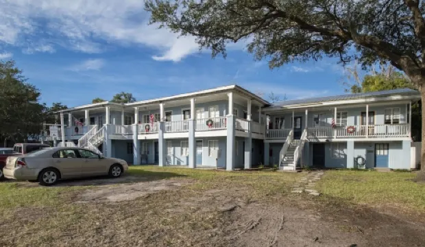 Cozy get-away within walking distances to bars, restaurants and the water front!