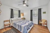 Lake Eufaula, OK Lakefront house on the beach.Sleeps 8,  3 bedroom, 2 bath