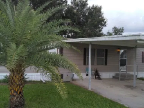 Renovated,clean,comfortable,trailer on canal with Lake Okeechobee access. 오키초비 호텔